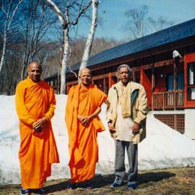 18 With Malwatta Mahanayaka And Anu Nayaka In Japan